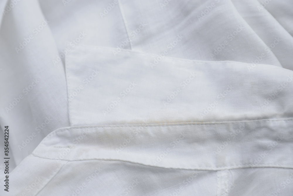 Fotografie dirty sweat stain on collar of shirt for cleaning concept