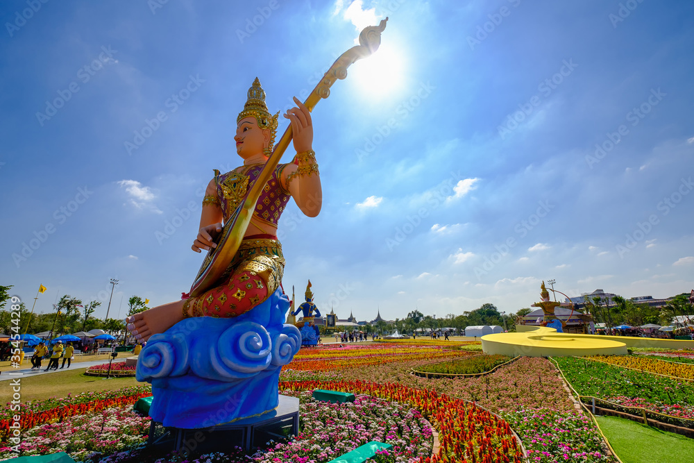 Φωτογραφία Giant guardian statue in The exhibition of The grand royal barge procession at Sanam Luang Ceremonial Ground in Bangkok, Thailand