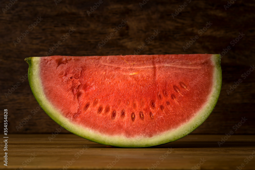 Sandia ecologica sobre mesa de madera Sandia ecologica sobre mesa de madera