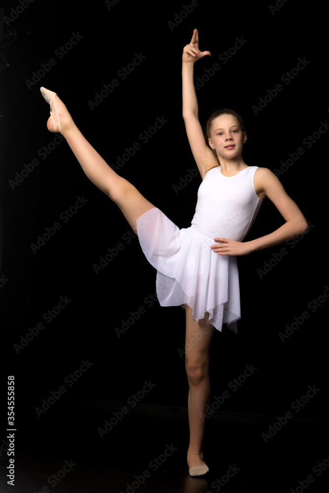 Obraz premium Full length portrait of a charming gymnast girl in elegant dress.