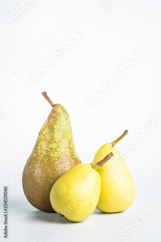 Fotografia de variedades de peras aisladas sobre fondo blanco
