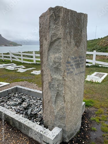 Tableau sur toile Grave of Sir Ernest Shackleton and Frank Wild in Grytviken on South Georgia