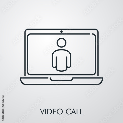 Símbolo vídeo llamada. Icono plano lineal con texto VIDEO CALL con ordenador portaril en fondo gris