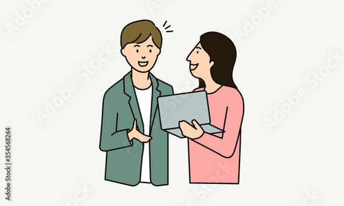 男性の先輩にパソコンを見せながら話す女性