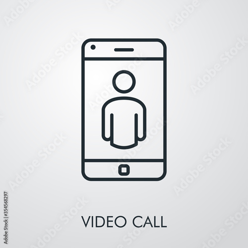 Símbolo vídeo llamada. Icono plano lineal con texto VIDEO CALL con smartphone en fondo gris