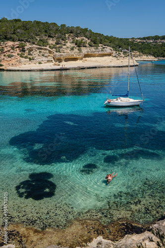 couple next to a moored sailboat, Cala Portals Vells, Calvia, Mallorca, Balearic Islands, Spain © Tolo