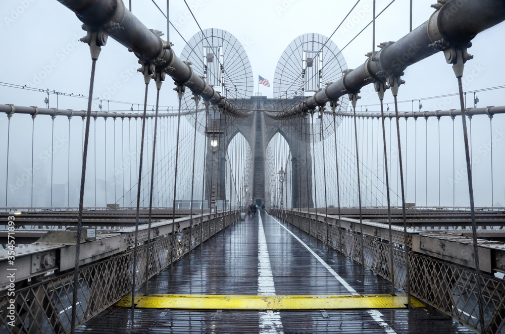 Obraz premium Brooklyn bridge, New York City. USA. New York in a foggy day in downtown Manhattan.