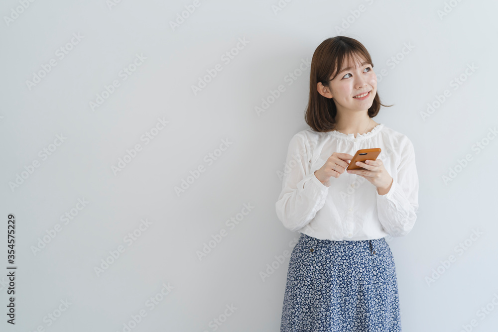 携帯電話を使う女性