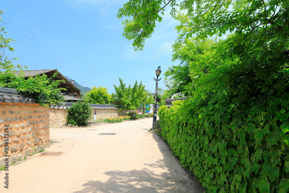 Fototapeta premium Sceneria koreańskiej tradycyjnej architektury