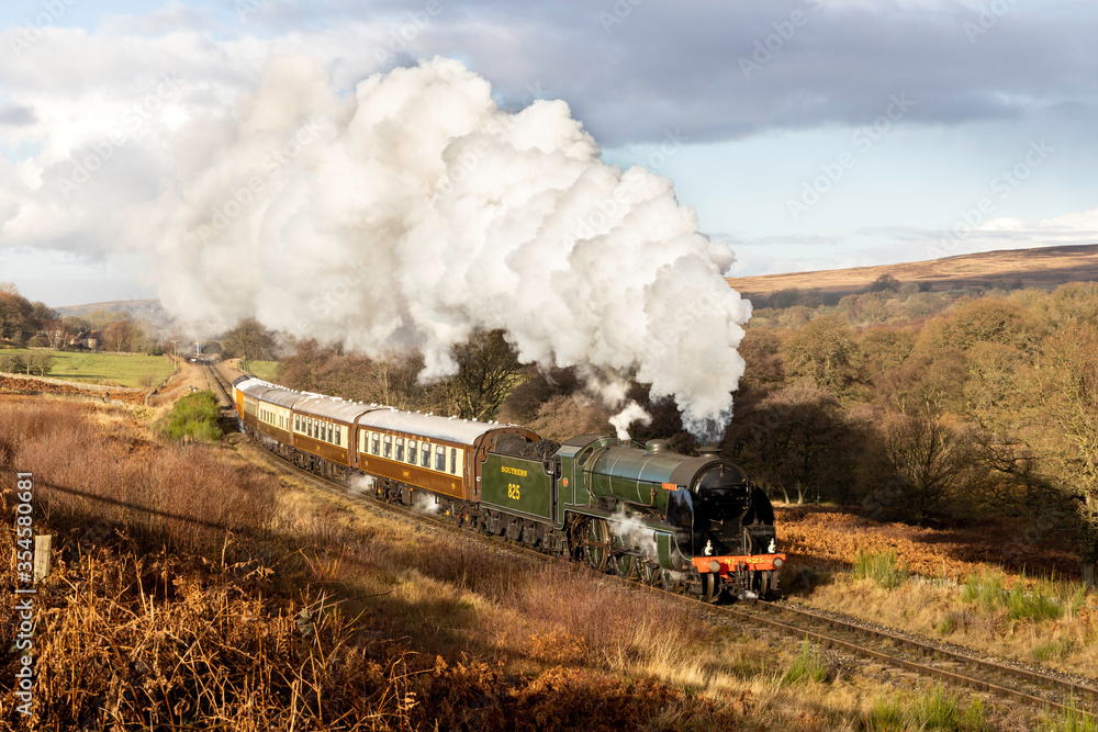 Obraz premium SR S15 No. 825 powers through Moorgates with the 12:00 Diner to Pickering from Grosmont on Saturday 30th November 2019, the first day of the Christmas running.