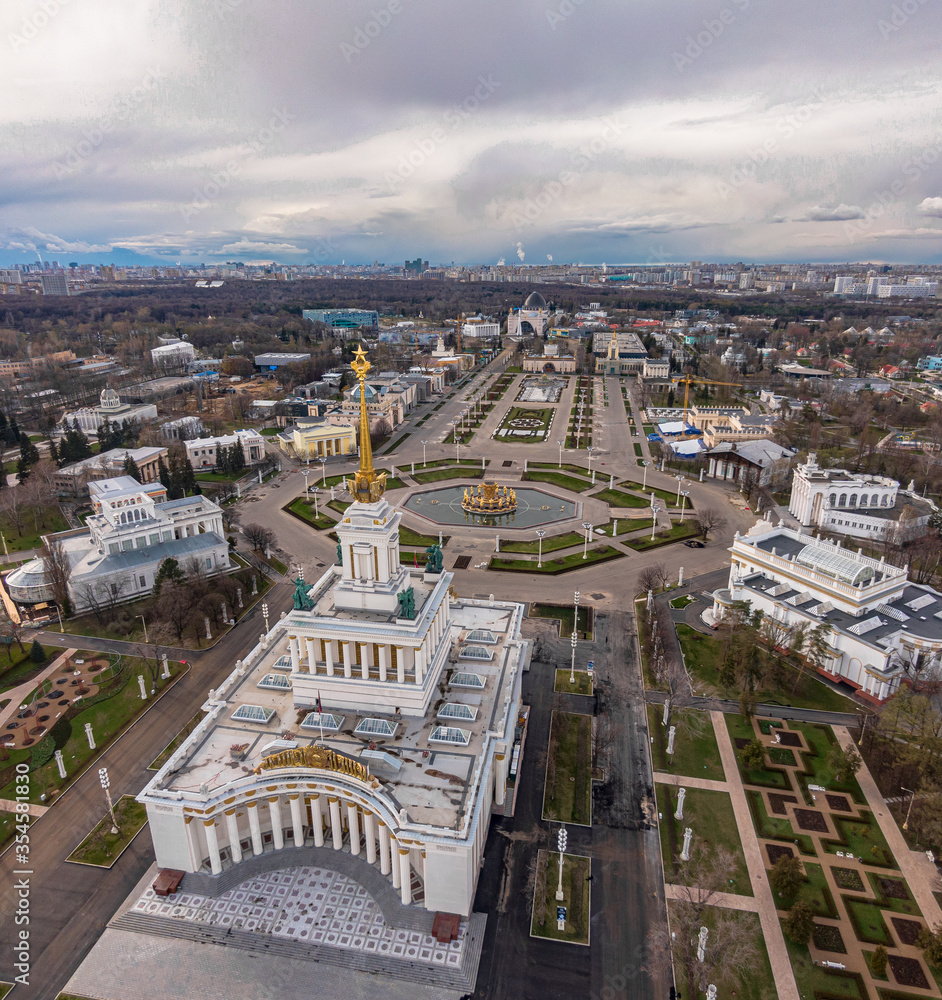 Obraz premium The territory of the exhibition of achievements of the national economy, VDNH, non-working fountains and an empty city park, Moscow during quarantine, aerial photography