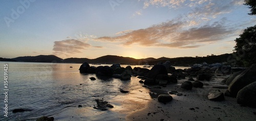 Fotografia de Praia no por do sol 