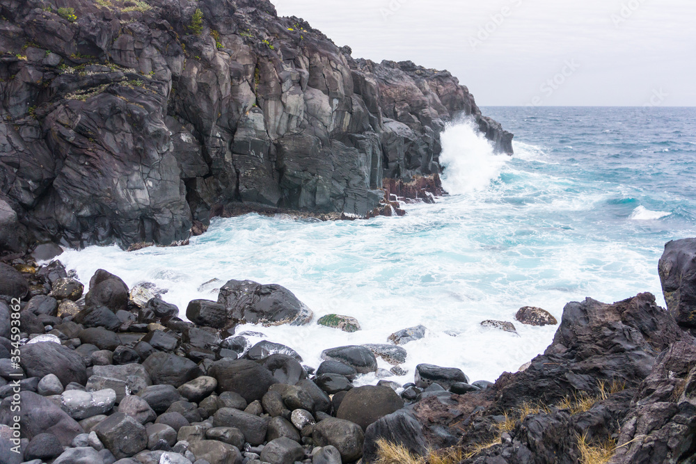 伊豆半島、城ケ崎海岸の荒波。