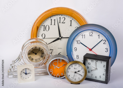 Grupo de relojes de diferentes tamaños sobre fondo blanco 