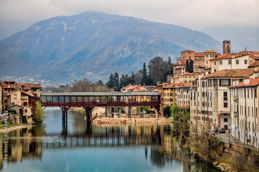 bassano del grappa, italien - panorama der altstadt mit gedeckter holzbrücke