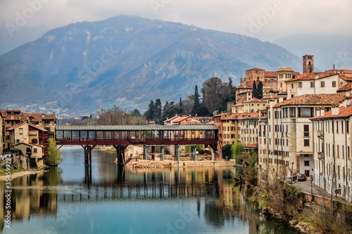 Fototapeta Naklejka Na Ścianę i Meble -  bassano del grappa, italien - panorama der altstadt mit gedeckter holzbrücke