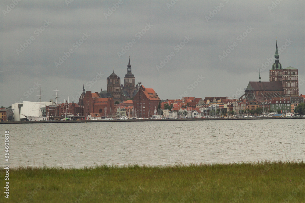 Hanseatische Silhouette: Blick von Rügen auf Stralsund