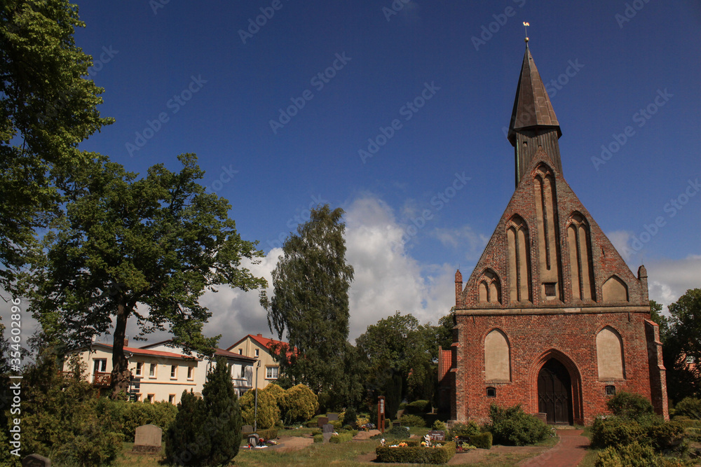 Dorfkirche St. Jürgen und Dorfkern in Rambin auf der Insel Rügen