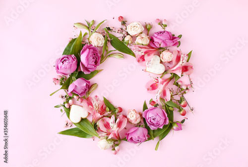 Round frame wreath of rose flowers  branches  leaves.