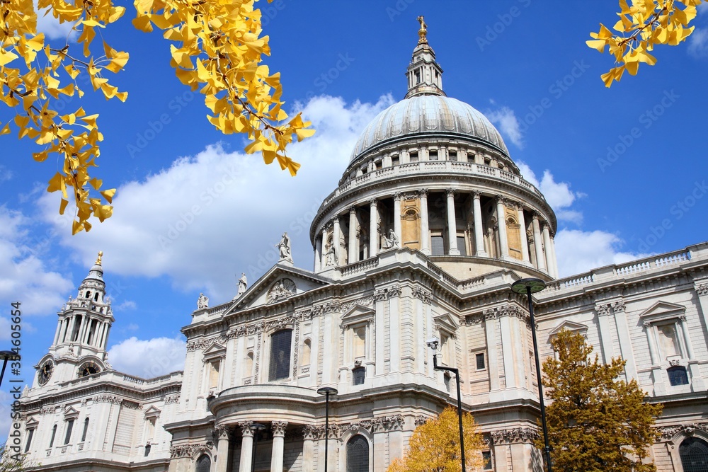 Fototapeta premium London - St. Paul's Cathedral. Autumn foliage.