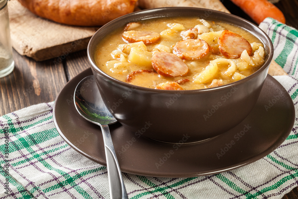 Φωτογραφία Traditional Polish split pea soup with sausage, bacon and potatoes