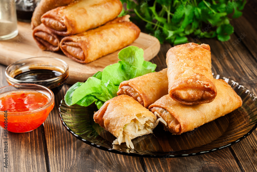 Spring rolls with chicken and vegetables served with sweet chili sauce or soy sauce Spring rolls with chicken and vegetables served with sweet chili sauce or soy sauce