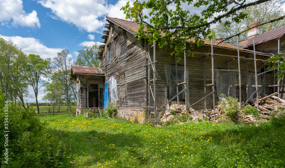 old abandoned wooden maison