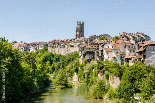 Fribourg, Freiburg, Kathedrale, St. Nikolaus, Altstadt, Altstadthäuser, historische Häuser, Stadtmauer, La Sarine, Fluss, Stadt, Stadtspaziergang, Sommer, Schweiz
