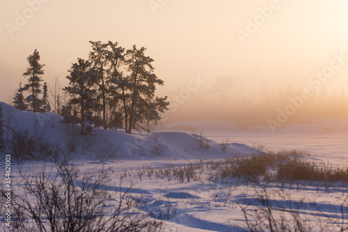 Foto A chilly sunrise at Frame Lake in Yellowknife, Northwest Territories, Canada