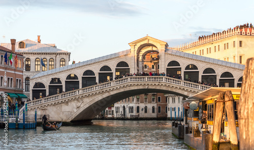 Rialto Bridge in Venice © Simon