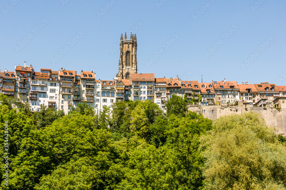 Fribourg, Freiburg, Kathedrale, St. Nikolaus, Altstadt, Altstadthäuser, Stadt, Stadtmauer, Stadtspaziergang, Sommer, Schweiz