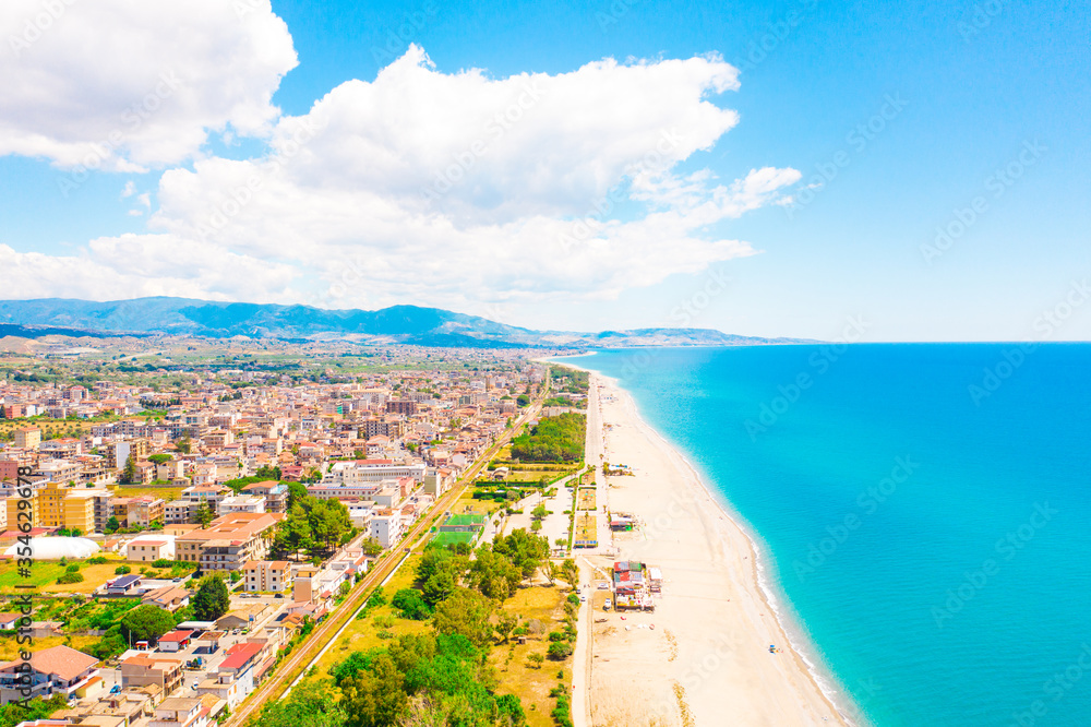 Città di Locri in Calabria, vista aerea in Estate del mare e della costa sabbiosa.