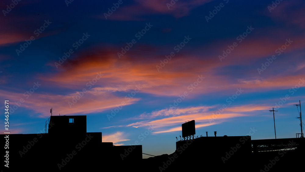 Obraz premium sunset over the town