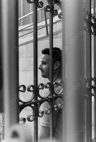 Retrato de hombre a través de una valla