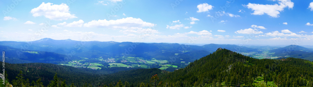 Großer Osser, Deutschland / Tschechien: Panorama von Arber bis Hohenbogen mit dem kleinen Osser im Vordergrund