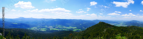 Großer Osser, Deutschland / Tschechien: Panorama von Arber bis Hohenbogen mit dem kleinen Osser im Vordergrund