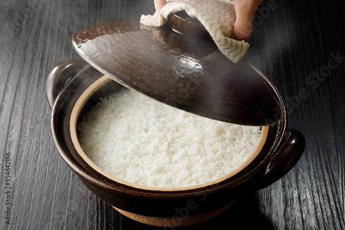 土鍋で炊いたごはん　Rice cooked in Japanese hot pot photo