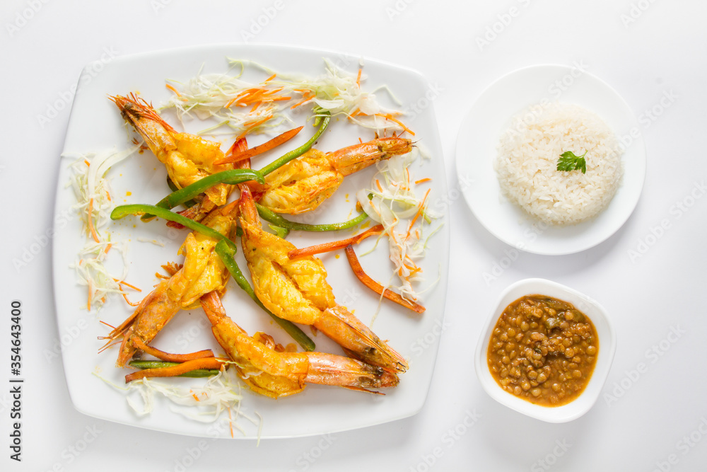 Un plato de camarones a la plancha, acompañados con de porción de arroz y menestra de lenteja Un plato de camarones a la plancha, acompañados con de porción de arroz y menestra de lenteja