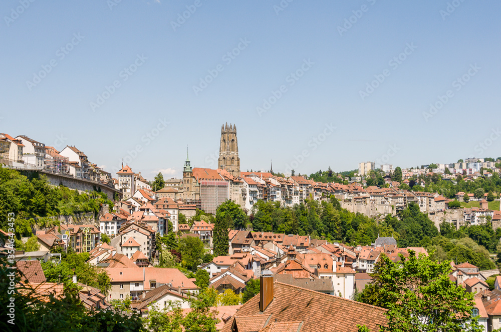 Fototapeta premium Fribourg, Freiburg, Kathedrale, St. Nikolaus, Altstadt, Rathaus, Altstadthäuser, Stadt, Stadtrundgang, Sommer, Schweiz