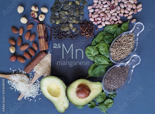 Foto Foods rich in manganese with the chemical symbol Mn for the chemical element manganese
