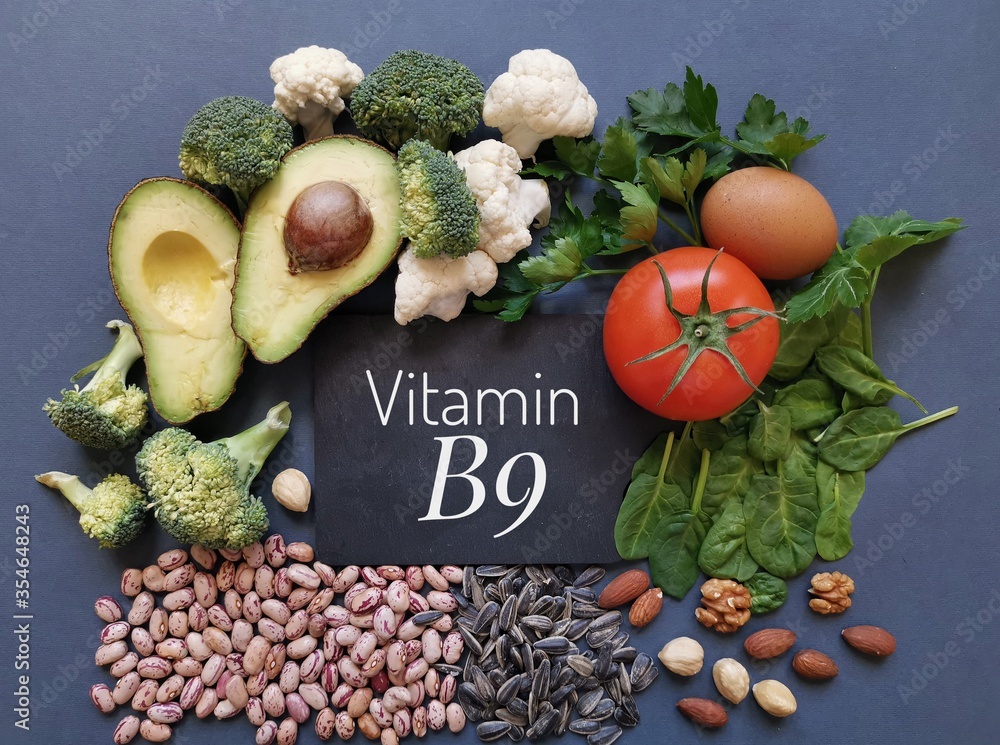 Foto de Foods rich in folic acid (vitamin B9) with structural chemical