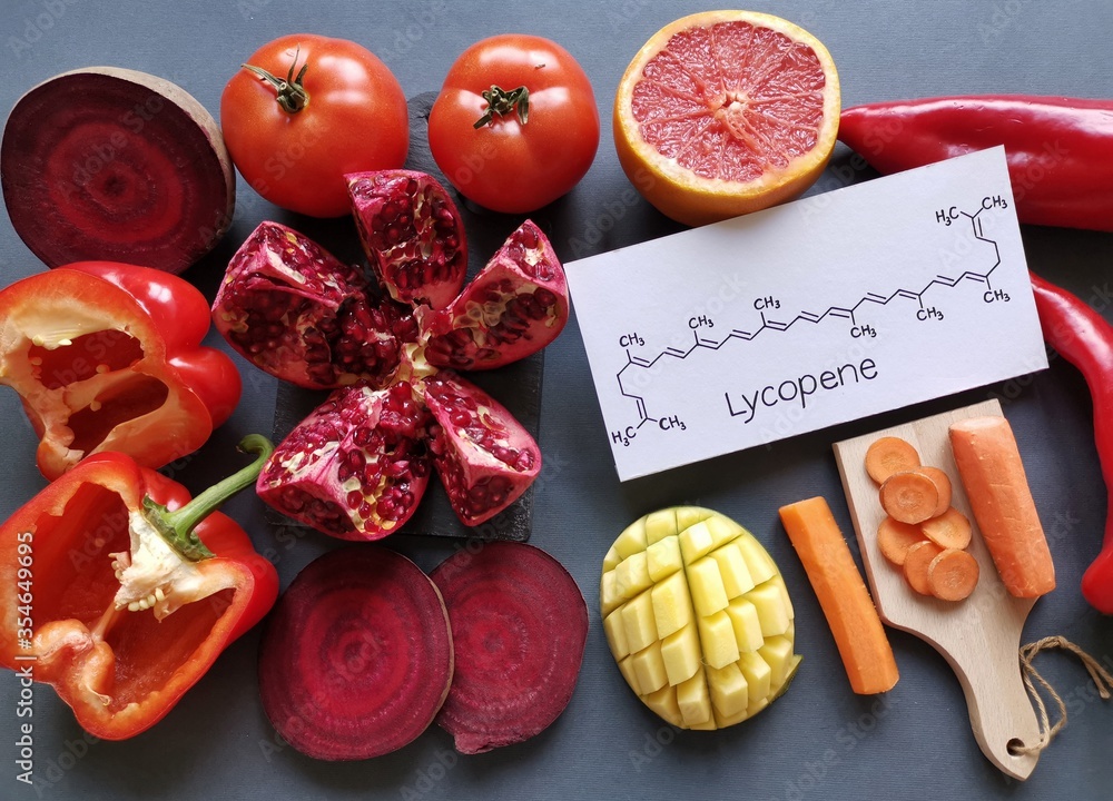 Foto de Foods rich in lycopene with structural chemical formula of