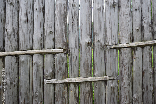 Foto Old fence made of logs. Old log stockade background