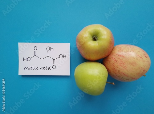 Foto Structural chemical formula of malic acid molecule