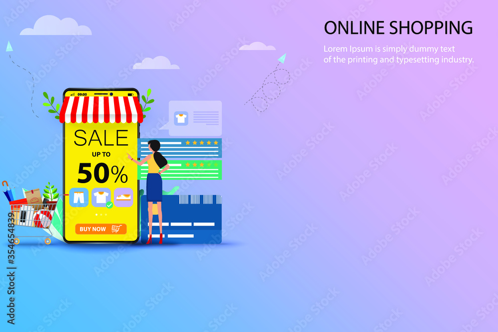 Obraz premium Concept of online shopping, young woman standing with the basket in front of smartphone that contain discount rate, list of products, customer rating and reviews to order a new shirt from application