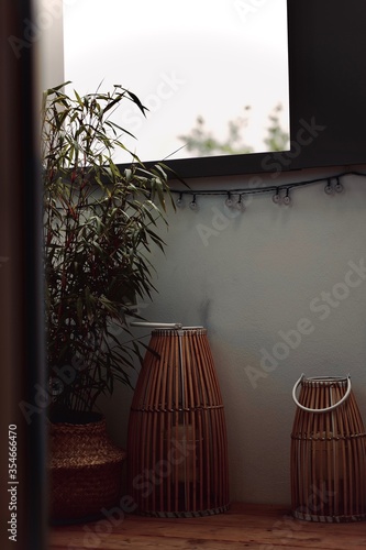 Gemütlicher Balkon mit Pflanzen und Kerzen