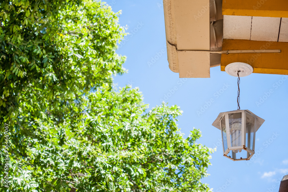Luminária na fachada de uma casa. Detalhe da arquitetura colonial da