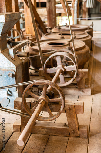 фотографія sheave and belt Rusted (Rice milling machine) In the ancient rice mill