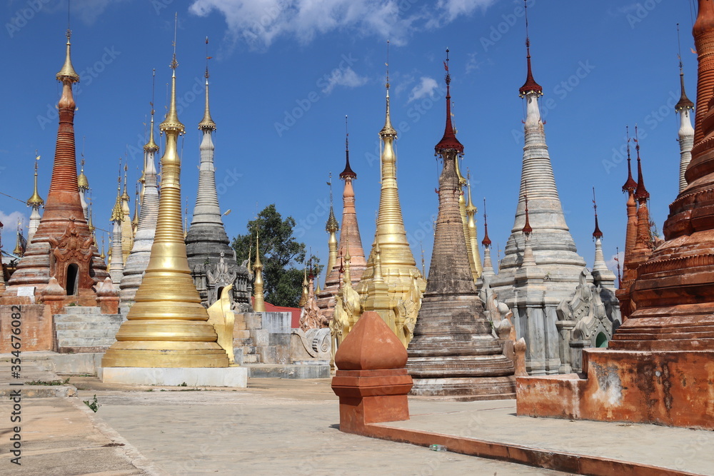 Stupas, Shwe In Dein au lac Inle, Myanmar	
