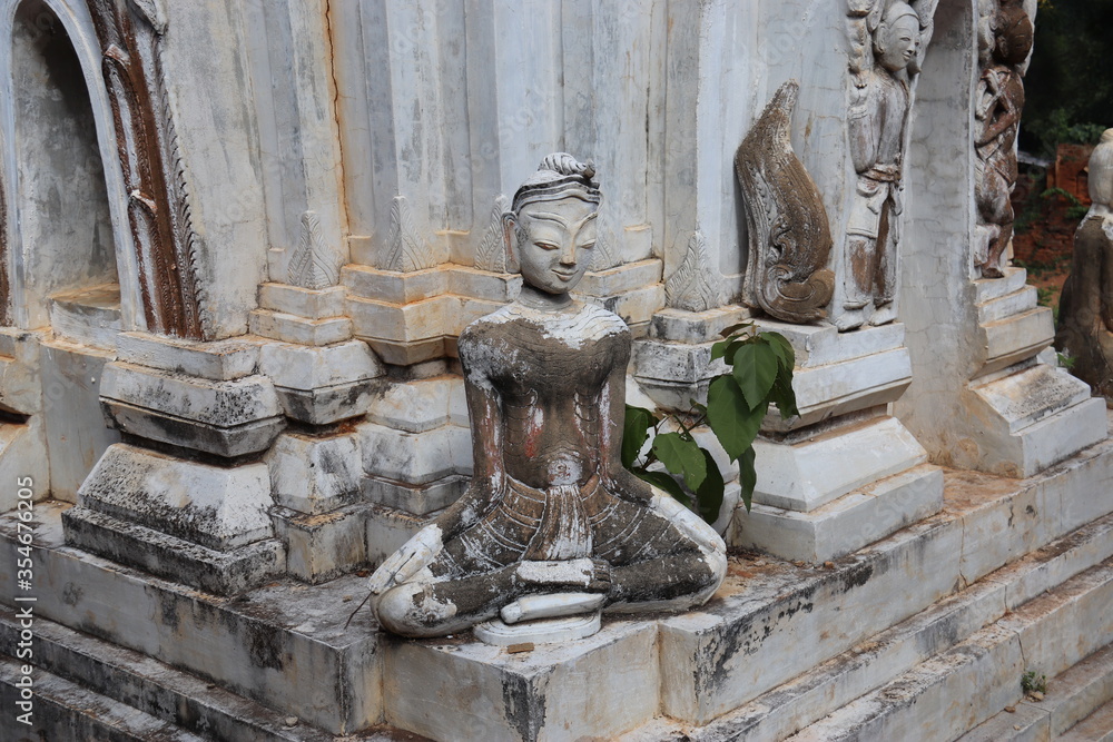 Statue, stupa de Shwe In Dein au lac Inle, Myanmar Statue, stupa de Shwe In Dein au lac Inle, Myanmar